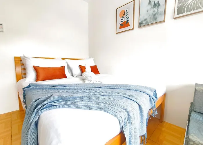 U12san Miguel Townhouse 4 Bedroom Near It Park Free Parking 2 Cars * Cebu