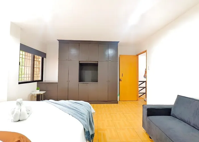 U12san Miguel Townhouse 4 Bedroom Near It Park Free Parking 2 Cars Cebu